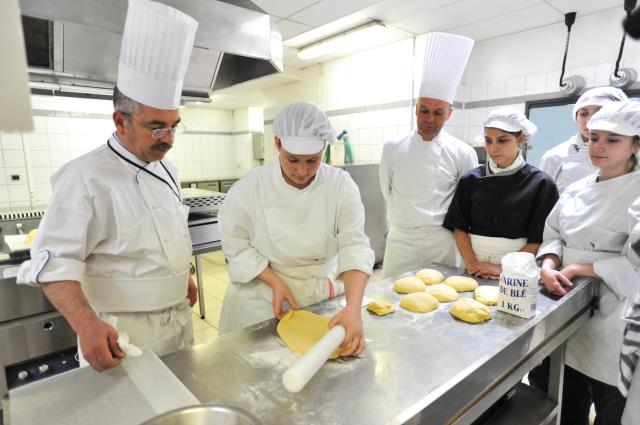 Le lycée forme entre autres à l'apprentissage des techniques culinaires