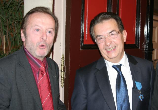 De g à d : Christian Navet, président de l'Upih et Jean-Paul Alauzet, lors de la remise de sa remise de médaille dans une atmosphère souriante et chaleureuse.