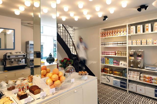 Salle et coin épicerie Claus, Paris