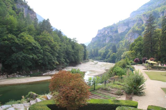 Le parc du chateau: un cadre idyllique propice au repos, à la détente ou au randonnées pour cet établissemnt ouvert 7 mois sur 12
