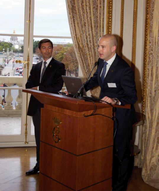 François Lenne, président de l'AICR (à droite) et Luc Delafosse, directeur général de l'hôtel de Crillon (à gauche).