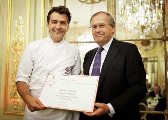 Yannick Alleno souriant auprès du président de Gosset Celebris.