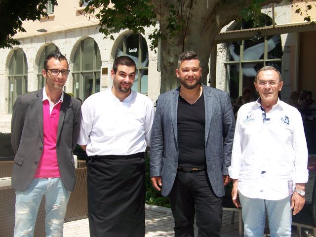 De gauche à droite : Sébastien Laumond, le directeur de Testa Café, le chef Nathaniel Abihssira, le gérant Farid Ounnas et Gérard Uldry, le directeur financier.