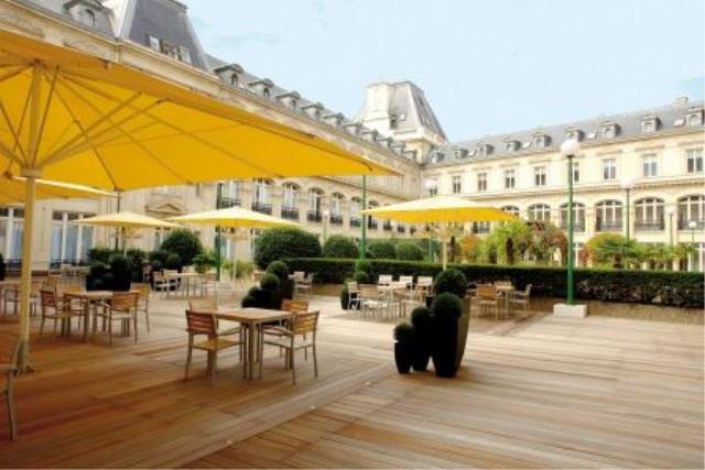 Le Crowne Plaza Paris République a installé une terrasse de 1 500 m², avec plancher de bois, grands parasols, points de verdure.