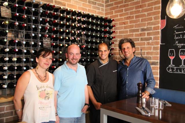 Toute l'équipe de chez Bakkus, avec Gilles Ajuelos à droite à coté de Romain Gervasoni le chef, et Fabien Moglia le directeur de salle accompagné de Delphine