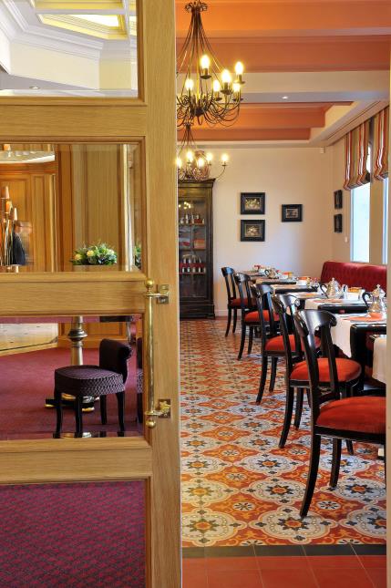 Une salle confortable pour les petits déjeuners
