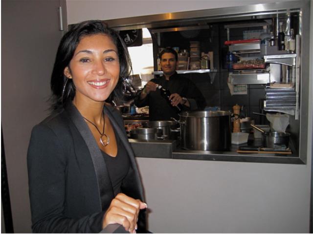 Farah Benallal seconde son mari Akrame Benallal, chef étoilé du restaurant éponyme à Paris.
