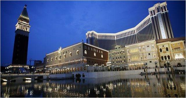Le Venetian Macao Resort Hotel, appartient à Las Vegas Sands corporation. Il abrite notamment un casino et un hôtel de 3000 chambres.