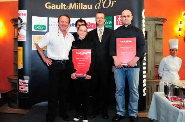 Damien Demazure et Valérie Costa, l'autre Jeune Talent, en compagnie d'un représentant des foies gras Rougié (costume noir) et de Stéphane Raimbault, chef de l'Oasis Raimbault ** à La Napoule (06).