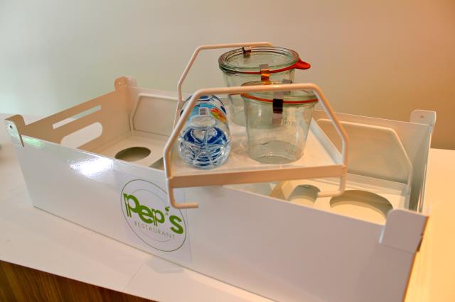 Prototype d'une cantine Pep's, composée de trois plateaux-repas en métal et de bocaux qui peuvent rester chauds grâce à un système de bain-marie.