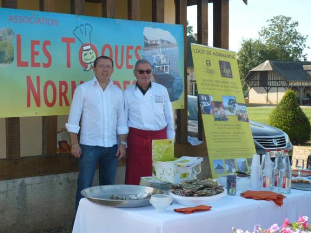 De gauche à droite : Eric HUET, président des Logis du Calvados et Jean-Claude DOUET, président des Toques Normandes, au buffet de mi-parcours.