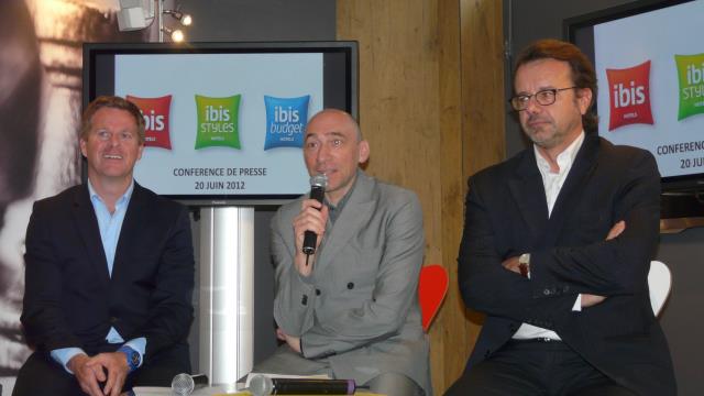 Pierre Lagrange, directeur des marques économiques d'Accor, Denis Hennequin, p.-d.g. d'Accor, et Grégoire Champetier, directeur général du marketing d'Accor.