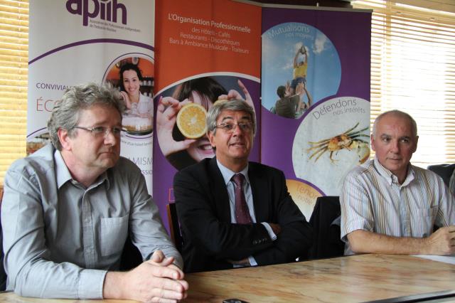 Patrick Quintana au centre, entouré de Patrick Moufatis à droite de la photo, et de Thierry Lhuillery  vice-président de l'APIIH Basse-Normandie