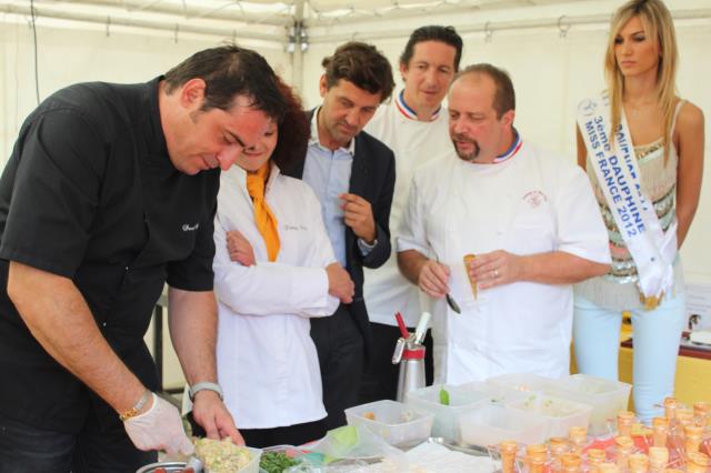 Pascal Riss, Fanny Rey, Michel Boulan, maire de Châteauneuf-le-Rouge, Christophe Bacquié, Gilles Goujon et l'une des dauphines de Miss France 2012.