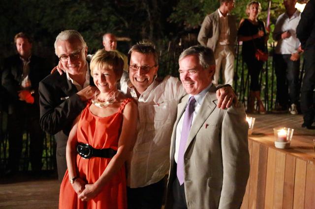 Alain Ducasse et Bernard Accoyer entourent Martine et Laurent Petit