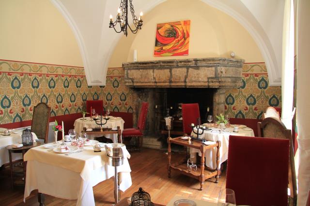 La salle ornée d'une cheminée monumentale, compte une quarantaine de place assises.