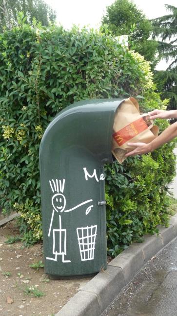 McDonald's a ainsi conçu un modèle de poubelle plus facilement accessible sans sortir de sa voiture.
