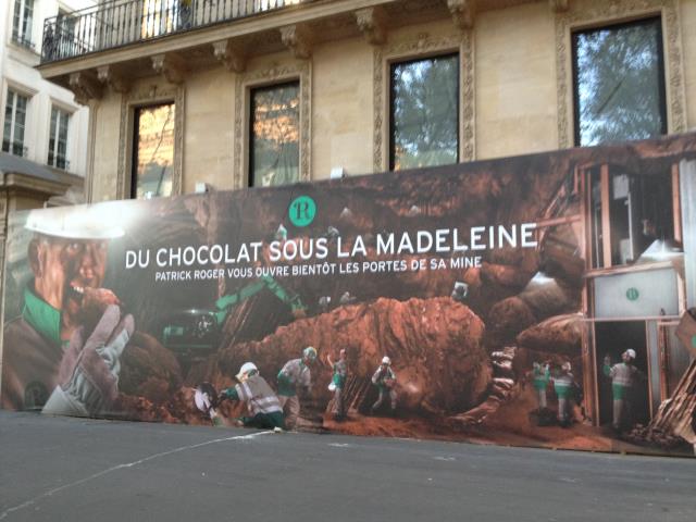 La bâche Patrick Roger réprésente une mine de chocolat.