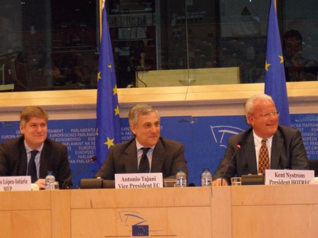 De g. à d. : Antonio López-Istúriz, membre du Parlement Européen, Antonio Tajani, Vice-Président de la Commission Européenne et K. Nyström, Président de l'HOTREC