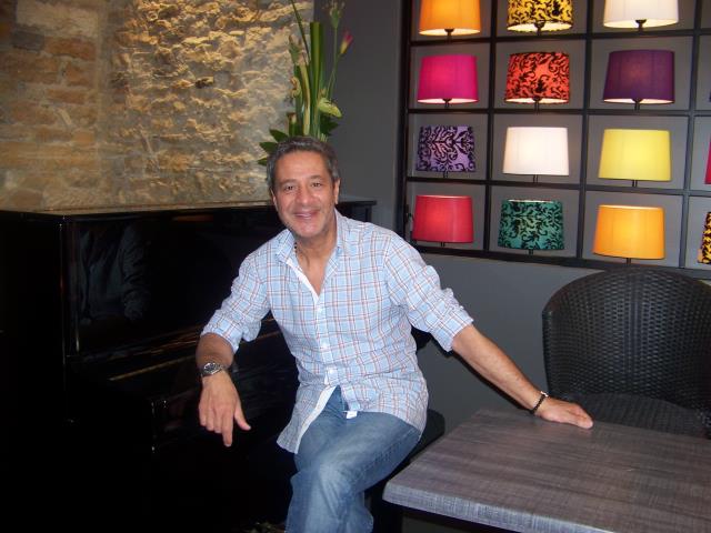 Edouard Keguny mise sur une ambiance festive avec son restaurant piano-bar.