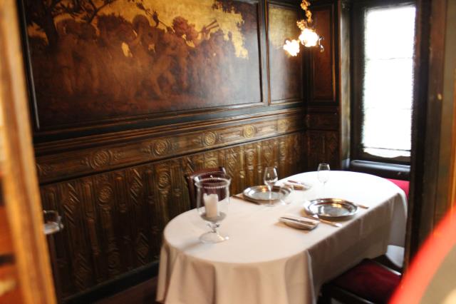 les célèbres salons du restaurants, qui autrefois servaient de bureaux pour les hommes d'affaires.