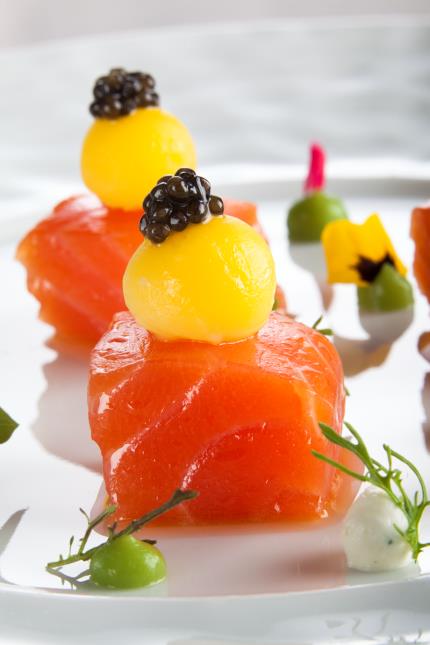 Coeur de saumon fumé et caviar d'Aquitaine, jaunes d'oeufs de caille et brocolis crémeux, une recette de Rémi Chambard pour le Corot