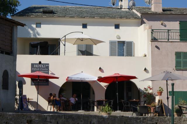 L'hôtel-restaurant vu du port