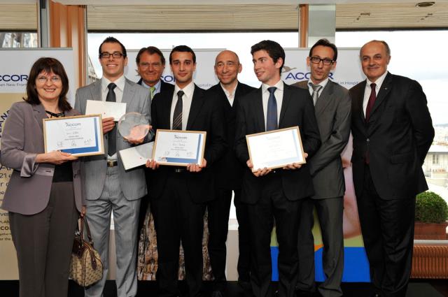 De gauche à droite : Jeanine Picard - Directrice du programme IMHI – ESSEC. Kévin Pillet, IMHI, Yann Caillère, directeur général délégué, Erwin Boodhun, IMHI, Denis Hennequin, P.-d.g. du groupe Accor, Victor Bellier, IMHI, Cyril Lanrezac, Director of Corp