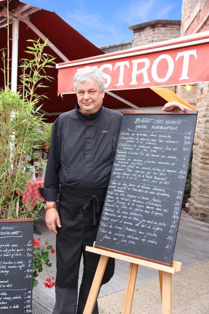 Hubert Jan devant son établissement.