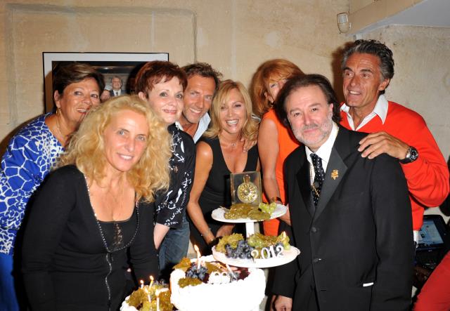 Un gâteau soufflé en présence de personnalités et d'amis de longue date. On reconnaît ici notamment Stéphane Fress, Gérard Holtz.