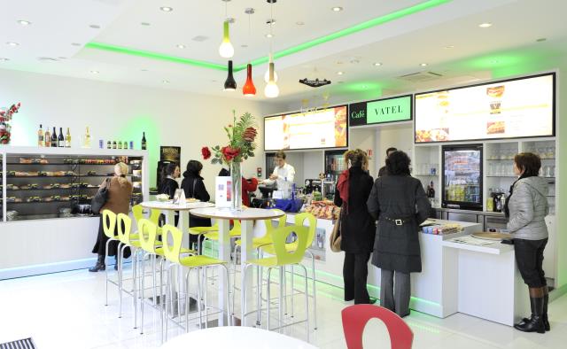 Les étudiants apprennent à accueillir la clientèle et gérer le stock dans ce café d'application.