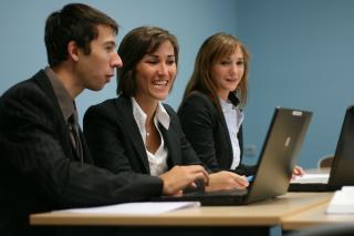 En cours et en entreprises, les étudiants développent des compétences nécessaires à la prise en...