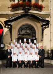 Les 20 chefs cuisiniers des chefs d'états devant l'hôtel Plaza Athénée, en présence de Gilles...