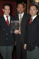 Henri di Nola, Grégory Luce (à gauche) et Yann Garnoix, élèves en mention complémentaire barman, ...