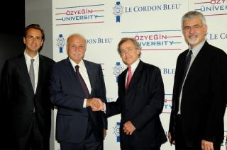 De gauche à droite Murat Özyeğin, Hüsnü M. Özyeğin, Président du Conseil d'Administration de l'...