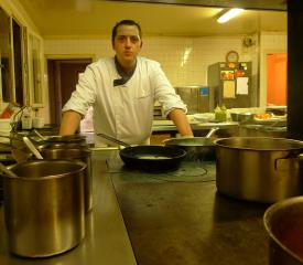 Le chef au fourneau.