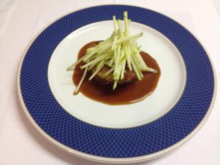 Foie gras poêlé et son chutney de pommes, sauce aigre douce, selon Charles Keff