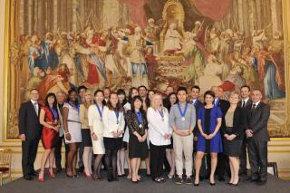 Les diplômés en Art, Science et Management du vin avec la marraine de la promotion Estelle Touzet,...