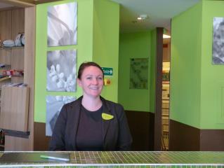Le sourire de Guillemette Margotin, réceptionniste hôtel Courtyard By Marriott Toulouse.