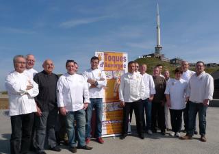 Autour du président des Toques, Louis-Bernard Puech et de Cyrille Zen (2 et 3e à gauche), les chefs...