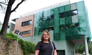 Françoise Szenes inaugurera à la rentrée ce bâtiment qui valorise le verre et le bois.
