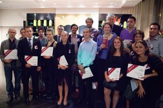 Les jeunes talents culinaires parisiens posent avec Tim et Nina Zagat