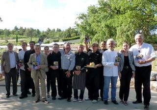 Jacques Gantié, M. et Mme Wunderli et Christophe Renaud, entourés des chefs qui avaient préparé le...