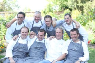 Les chefs réunis autour de Philippe Clauss (qui n'a pas de tablier sur le cliché): Benjamin...