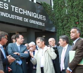L'architecte Claude Chautant (au centre) explique sa conception du nouveau bâtiment d'application,...