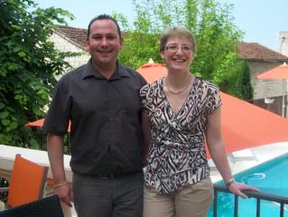Guillaume et Anne Playoust ont cette année aménagé une petite terrasse surplombant la piscine.