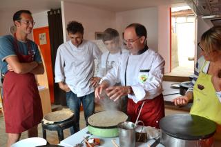 Joël Gallix en pleine démonstration avec ses élèves, deuxième à partir de la gauche Olivier...