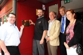 à gauche de la plaque 'maître- restaurateur', Alain Hion, à droite Jean-Michel Le Piver, Michel...