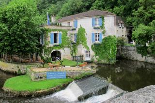 Depuis le pont coudée (XVIe siècle) enjambant la Dronne, le Moulin de l'Abbaye