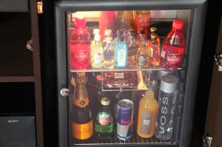 Il faut une licence de débit de boissons pour servir de l'alcool dans le mini bar d'une chambre d'hôtel.